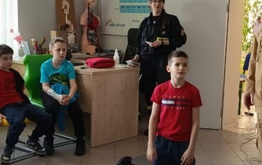 Strażacy uczą pierwszej pomocy uczni&oacute;w klasy 4b 10