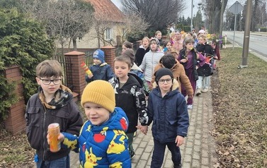 Głośno i kolorowo &ndash; klasy I&ndash;III witają wiosnę! 9
