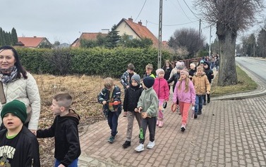 Głośno i kolorowo &ndash; klasy I&ndash;III witają wiosnę! 15