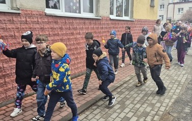 Głośno i kolorowo &ndash; klasy I&ndash;III witają wiosnę! 26