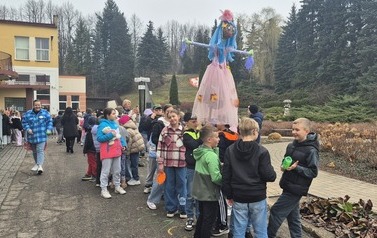 Głośno i kolorowo &ndash; klasy I&ndash;III witają wiosnę! 37