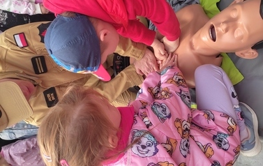 Wizyta strażak&oacute;w w przedszkolu 45