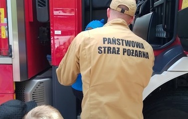 Wizyta strażak&oacute;w w przedszkolu 64
