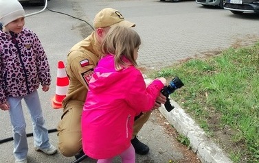 Wizyta strażak&oacute;w w przedszkolu 66