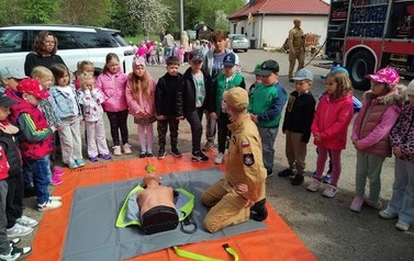 Wizyta strażak&oacute;w w przedszkolu 76