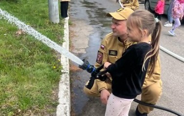 Wizyta strażak&oacute;w w przedszkolu 91
