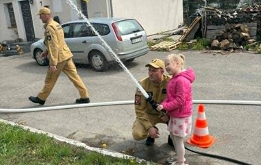 Wizyta strażak&oacute;w w przedszkolu 92