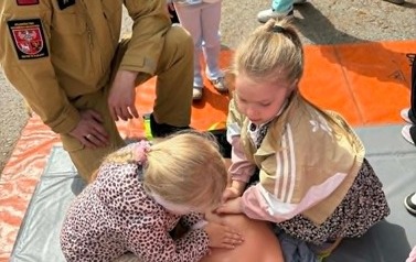 Wizyta strażak&oacute;w w przedszkolu 93