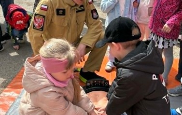 Wizyta strażak&oacute;w w przedszkolu 99