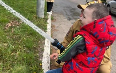 Wizyta strażak&oacute;w w przedszkolu 102