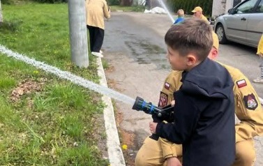 Wizyta strażak&oacute;w w przedszkolu 106