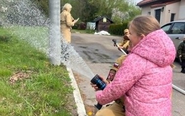Wizyta strażak&oacute;w w przedszkolu 112