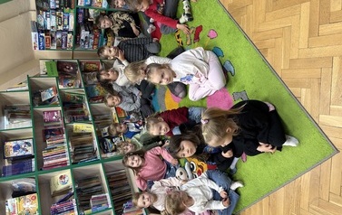 Wizyta przedszkolak&oacute;w w Bibliotece 45