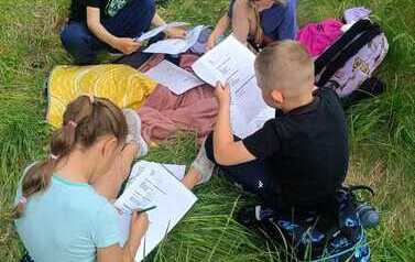 Klasa 2a podczas zajęć &bdquo;Rośliny i zwierzęta na łące&rdquo; 19