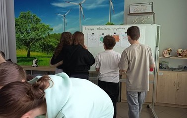 Si&oacute;dmoklasiści stawiają na energię słoneczną 6