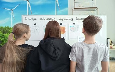 Si&oacute;dmoklasiści stawiają na energię słoneczną 8