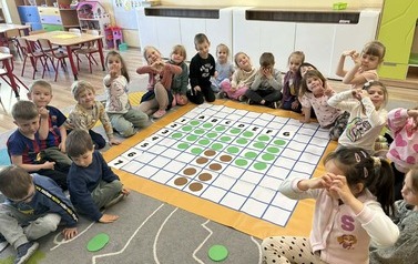 Podsumowanie programu &bdquo;Kodowanie na dywanie&rdquo;  u przedszkolak&oacute;w 30