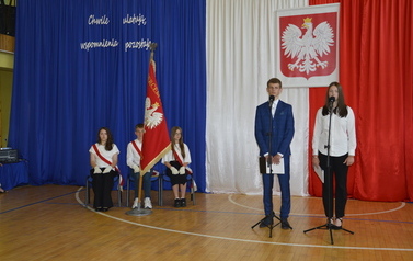 Uroczyste pożegnanie absolwent&oacute;w klas 8a i 8b 8
