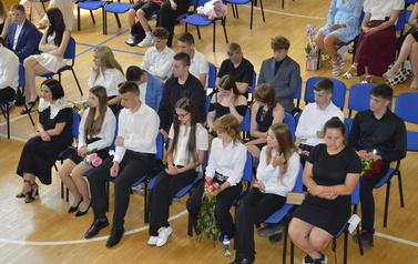 Uroczyste pożegnanie absolwent&oacute;w klas 8a i 8b 13