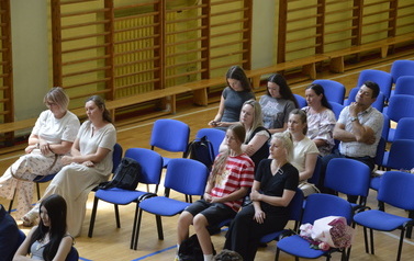 Uroczyste pożegnanie absolwent&oacute;w klas 8a i 8b 15