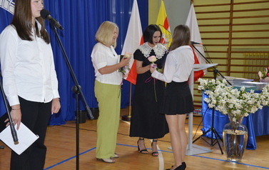 Uroczyste pożegnanie absolwent&oacute;w klas 8a i 8b 17