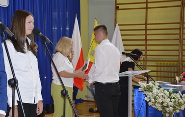 Uroczyste pożegnanie absolwent&oacute;w klas 8a i 8b 18