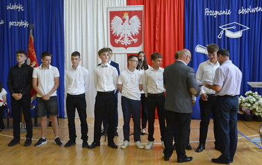 Uroczyste pożegnanie absolwent&oacute;w klas 8a i 8b 60