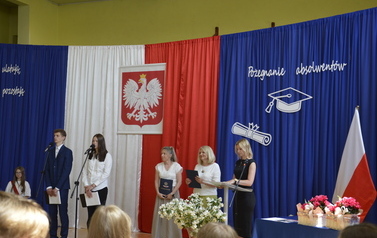 Uroczyste pożegnanie absolwent&oacute;w klas 8a i 8b 65