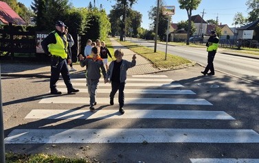 Bezpieczna droga do szkoły &ndash; spotkanie z policjantami 12