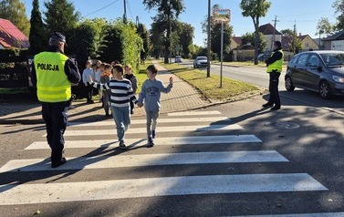 Bezpieczna droga do szkoły &ndash; spotkanie z policjantami 13