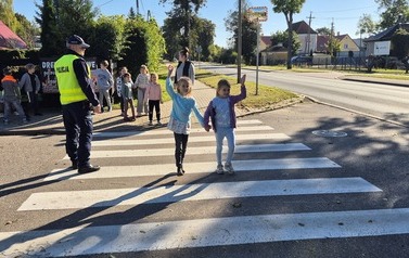 Bezpieczna droga do szkoły &ndash; spotkanie z policjantami 17