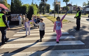 Bezpieczna droga do szkoły &ndash; spotkanie z policjantami 25