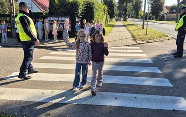 Bezpieczna droga do szkoły &ndash; spotkanie z policjantami 27