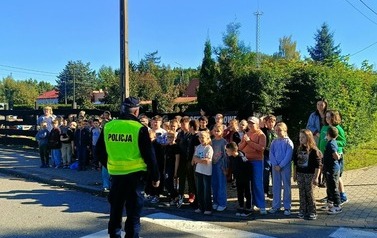 Bezpieczna droga do szkoły &ndash; spotkanie z policjantami 38
