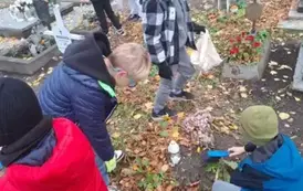 Pamięć i szacunek &ndash; uczniowie wolontariusze na cmentarzu w Pasłęku 4