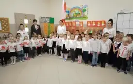 Przedszkolaki śpiewają hymn dla Niepodległej 1