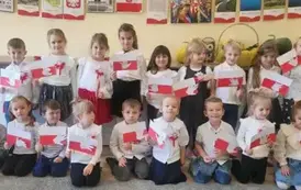 Przedszkolaki śpiewają hymn dla Niepodległej 3