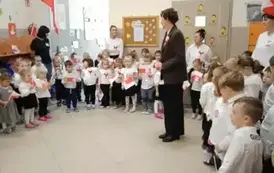 Przedszkolaki śpiewają hymn dla Niepodległej 5