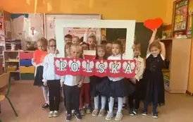 Przedszkolaki śpiewają hymn dla Niepodległej 6