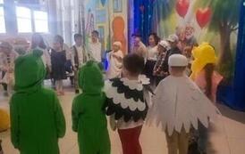 Przedstawienie &bdquo;Rzepka&rdquo; w wykonaniu grupy Leśne Skrzaty 12