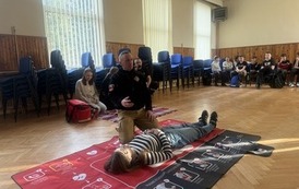 Warsztaty z pierwszej pomocy dla uczni&oacute;w klas 5b i 6a 1