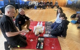 Warsztaty z pierwszej pomocy dla uczni&oacute;w klas 5b i 6a 4