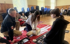 Warsztaty z pierwszej pomocy dla uczni&oacute;w klas 5b i 6a 6