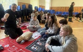 Warsztaty z pierwszej pomocy dla uczni&oacute;w klas 5b i 6a 10