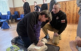 Warsztaty z pierwszej pomocy dla uczni&oacute;w klas 5b i 6a 15