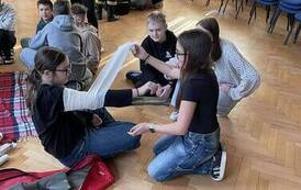 Warsztaty z pierwszej pomocy dla uczni&oacute;w klas 5b i 6a 20
