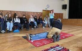 Warsztaty z pierwszej pomocy dla uczni&oacute;w klas 5b i 6a 23