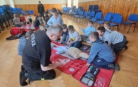 Warsztaty z pierwszej pomocy dla uczni&oacute;w klas 5b i 6a 27