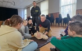 Warsztaty z pierwszej pomocy dla uczni&oacute;w klas 5b i 6a 29