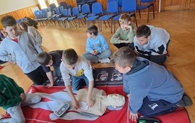 Warsztaty z pierwszej pomocy dla uczni&oacute;w klas 5b i 6a 46